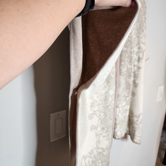 NWT Chico's Reversible Button-Detail Ruana. Tan/Metallic Gold. Size S/M (O/S) - Picture 3 of 17